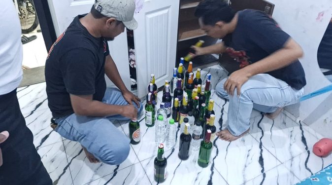 Perangi Kriminalitas, Polresta Cirebon Sita Puluhan Botol Miras di Plered