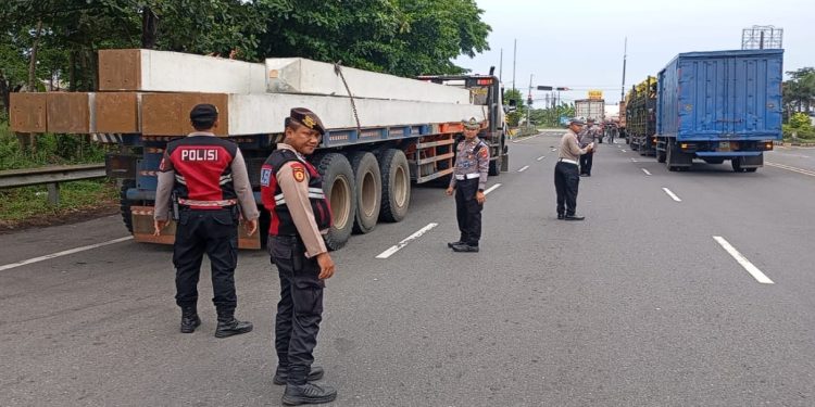 Ciptakan Arus Lalin Lancar, Polresta Cirebon Sidak Parkir Liar di Lima Gerbang Tol Utama
