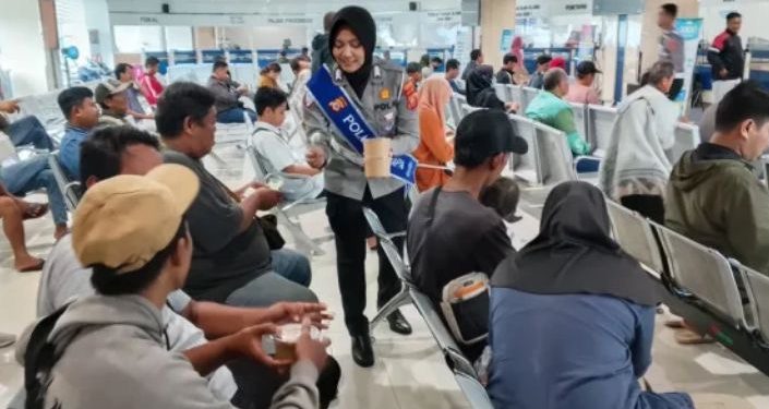 Pelayanan Humanis, Wajib Pajak di Samsat Karawang Dapat Sarapan Gratis dari Polantas