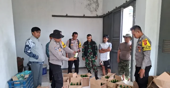 Jaga Kamtibmas Nataru, Aparat Gabungan Pasirwangi Sita Puluhan Botol Miras Ilegal