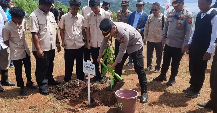 Pulihkan Lahan Bekas Tambang, Polres Sumedang Kenalkan Teknologi ‘Kompos Blok’ sebagai Pilot Project Nasional