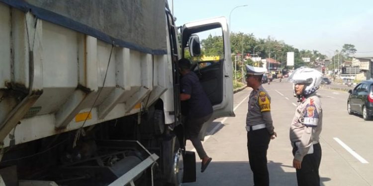 Urai Kepadatan Nataru, Satlantas Polres Sumedang Batasi Operasional Kendaraan Sumbu Tiga