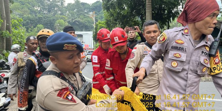 Tim SAR Brimob Polda Jabar Pimpin Evakuasi Korban Tenggelam di Sungai Cimanuk Garut