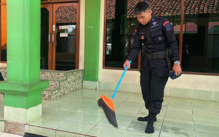 Brimob Polda Jabar Gelar Bakti Sosial Bersihkan Masjid Besar Rancaekek