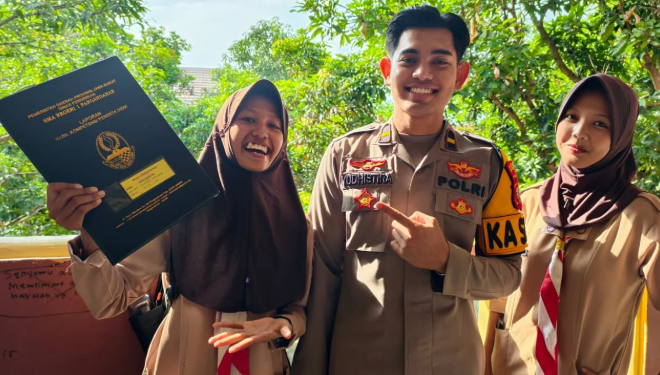 Polisi Pangandaran Dampingi Siswi Ambil Rapor, Bukti Kepedulian Terhadap Pendidikan