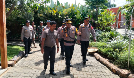 Kabag Ops Polres Majalengka Tinjau Pospam Ops Lilin Lodaya di Obyek Wisata Keliling Dunia
