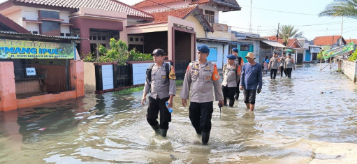 Brimob Jabar Siaga Banjir Rob di Indramayu, Pantau Kondisi dan Imbau Warga Waspada