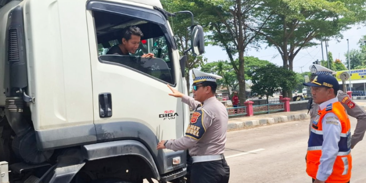 Satlantas Polres Indramayu Gencar Imbau Pengemudi di Jalur Pantura, Tekan Angka Kecelakaan Libur Nataru