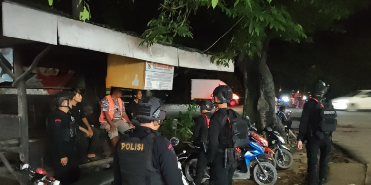 Satbrimob Polda Jabar Gelar Patroli Dialogis, Jalin Sinergi dengan Masyarakat Cirebon Jaga Kamtibmas