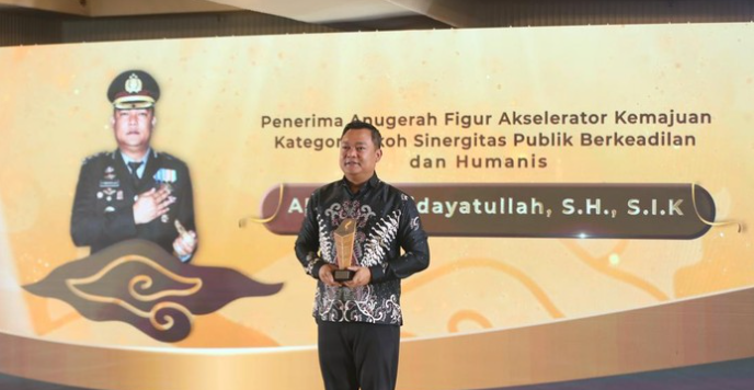 Kapolres Ciamis AKBP Hidayatullah Raih Penghargaan Tokoh Sinergitas Publik Berkeadilan dan Humanis di detikJabar Awards 2025