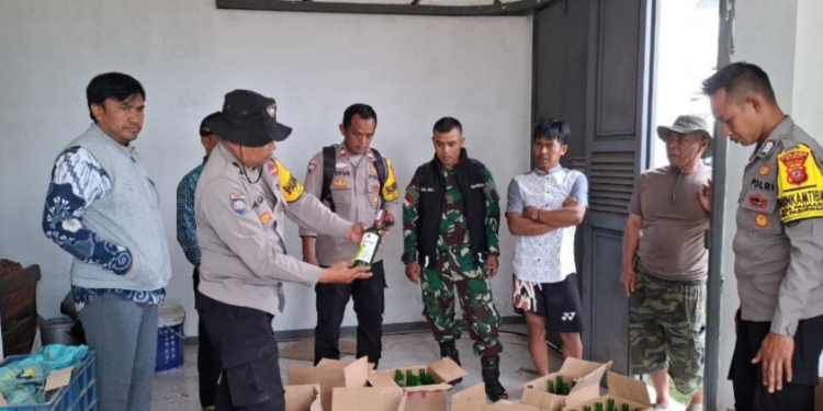 Jelang Nataru, Polsek Pasirwangi Bongkar Peredaran Miras dalam Operasi Gabungan