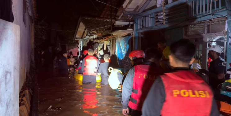 Banjir Rendam Desa Mekar Rahayu, Polres Cimahi Evakuasi Warga Termasuk Balita