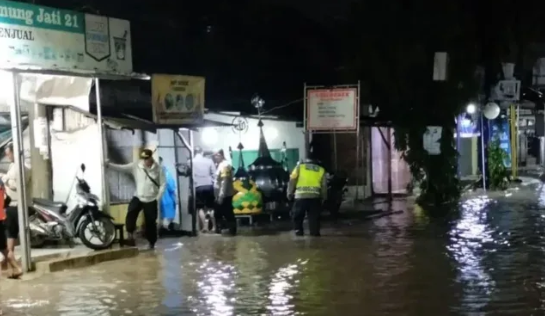 Polres Cirebon Kota Respons Cepat Tangani Dampak Hujan dan Genangan Air