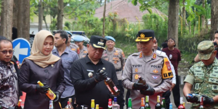 Polres Garut Musnahkan Ribuan Botol Miras Jelang Natal dan Tahun Baru