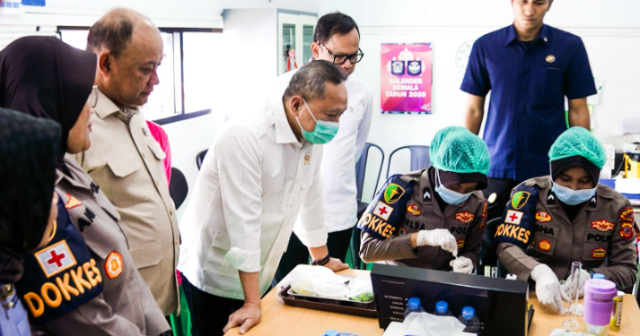 Menko Pangan Tinjau SPPG Polda Jabar yang Sudah Bersertifikasi Higiene dan Halal