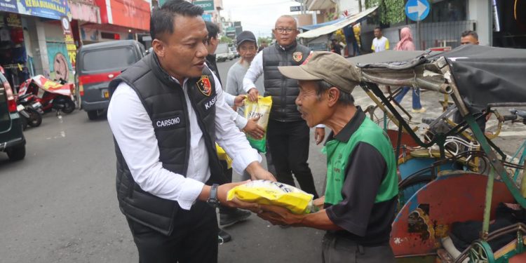 Satreskrim Polres Ciamis Bagikan Beras, Rayakan HUT Reserse dengan Aksi Sosial