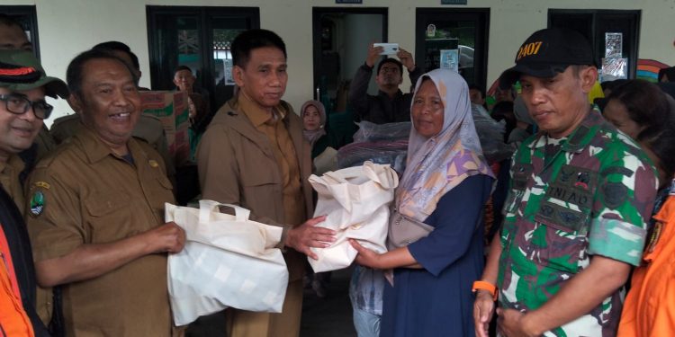 Wamendagri Tinjau Langsung Kondisi Banjir di Dayeuhkolot, Pastikan Penanganan Berjalan Optimal