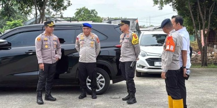 Sigap Bencana, Satbrimob Polda Jabar Terjunkan Tim SAR Bersihkan Madrasah Terdampak Banjir di Karawang