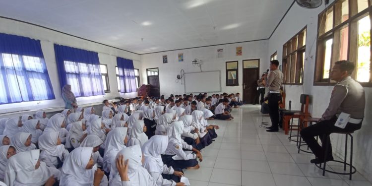 Police Goes To School, Sat Lantas Polres Majalengka Edukasi Pelajar SMPN 7 Tentang Tertib Lalu Lintas dan Bahaya Kenakalan Remaja