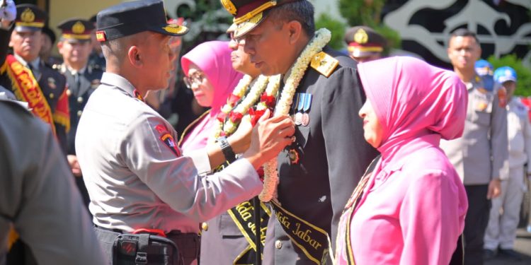 Polda Jabar Gelar Upacara Wisuda Purnabakti Brigjen Pol. Gunarso