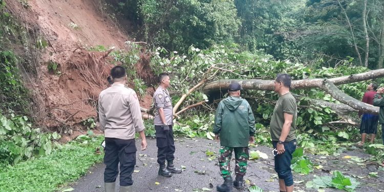 Polres Purwakarta Bersama TNI dan Warga Gotong Royong Bersihkan Longsor di Maniis