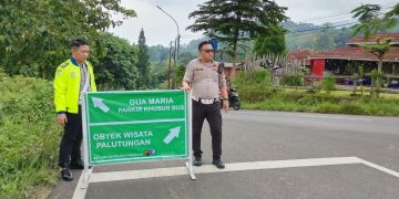 Polres Kuningan Pasang Rambu Penunjuk Arah Objek Wisata di Jalur Strategis