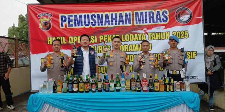 Indramayu Bebas Miras: Ribuan Botol Miras Hasil Operasi Pekat Dilindas Buldoser Jelang Tahun Baru!