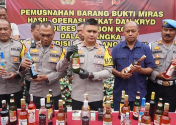 Polres Cirebon Kota “Zero Toleransi” Miras: Ribuan Botol Hasil Operasi Pekat dan KRYD Dimusnahkan