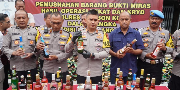 Polres Cirebon Kota “Zero Toleransi” Miras: Ribuan Botol Hasil Operasi Pekat dan KRYD Dimusnahkan