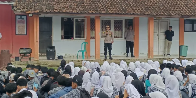 Polsek Pagelaran Cianjur Gelar Penyuluhan Hukum di SMKN 1, Bentuk Karakter Disiplin Generasi Muda