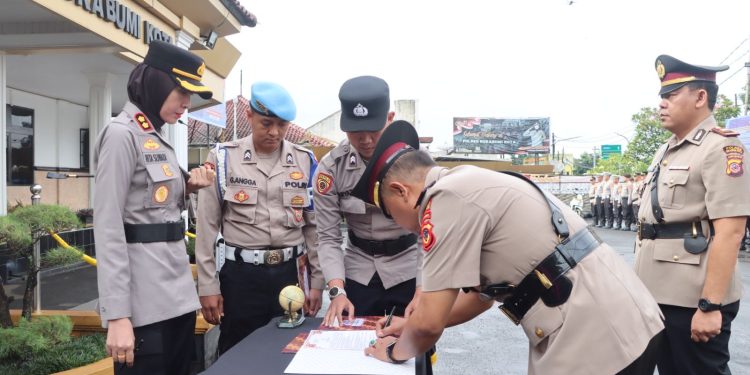 Polres Sukabumi Kota Gelar Sertijab Kapolsek Sukalarang, AKBP Rita Suwadi Tekankan Peningkatan Pelayanan