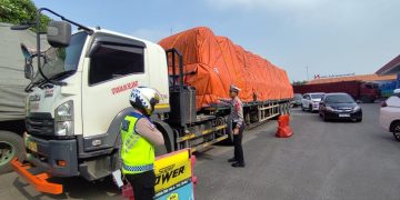 Kapolda Jabar Tinjau Pos Cipali, Tegaskan Pembatasan Operasional Kendaraan Sumbu 3 Selama Nataru 2025/2026