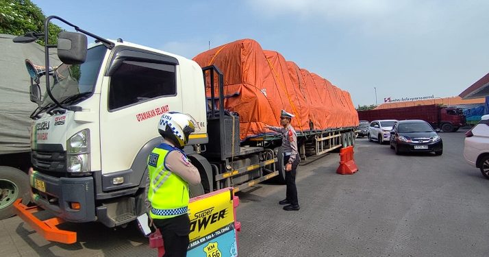 Kapolda Jabar Tinjau Pos Cipali, Tegaskan Pembatasan Operasional Kendaraan Sumbu 3 Selama Nataru 2025/2026