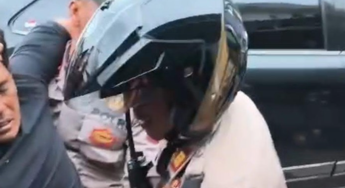 Aksi Tanggap Darurat, Personel Polres Cimahi Kawal Warga Sakit di Tengah Kepadatan Arus Wisata Lembang