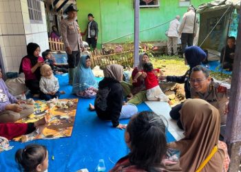 Polresta Bandung Sigap Jaga Kesehatan Pengungsi di Lokasi Longsor Arjasari