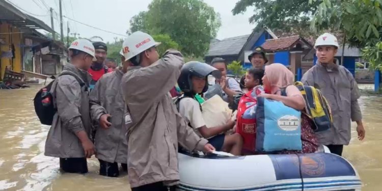 Karawang Diterjang Banjir, Brimob Polda Jabar Evakuasi Korban Banjir Ke Tempat Pengungsian