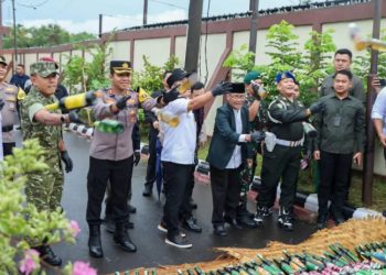 Polisi Musnahkan Ribuan Miras dan Ratusan Knalpot Brong Di Karawang