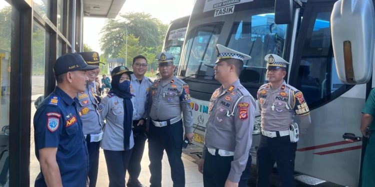 Jelang Libur Nataru, Polres Banjar Lakukan Ramp Check Bus di Terminal