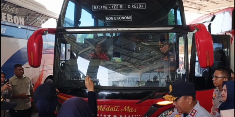 Jamin Keselamatan Penumpang Nataru, Polres Cirebon Kota dan Dishub Periksa Ketat Puluhan Bus