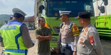 Jelang Nataru, Satlantas Polres Garut Tertibkan Belasan Truk Sumbu Tiga di Jalur Nasional Limbangan