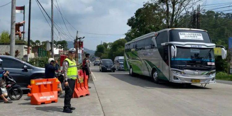 Urai Kepadatan Jalur Lintas Selatan, Satlantas Polres Garut Terapkan Sistem “One Way” di Limbangan-Malangbong