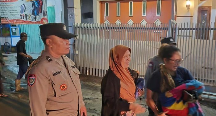 Gerak Cepat Polres Cimahi Tembus Banjir Margaasih, Prioritaskan Penyelamatan Balita Tengah Malam