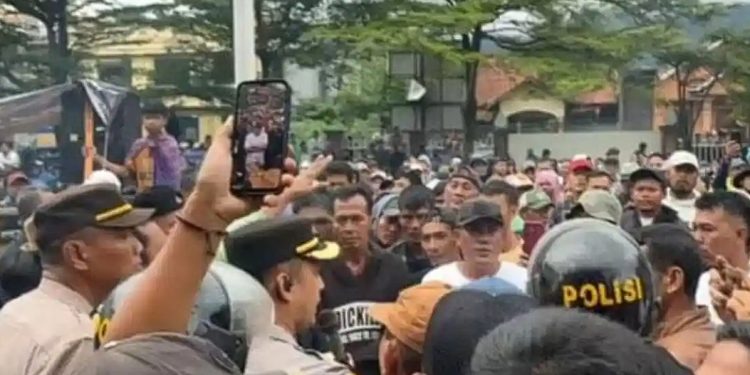 Momen Polisi Buka Blokade Jalan saat Aksi Unjuk Rasa di Cigudeg,Bogor hingga Borong Dagangan UMKM