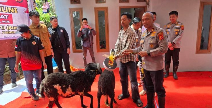 Wujudkan Harapan Tiga Yatim Piatu, Kapolda Jabar Resmikan Rutilahu dan Beri Dua Domba di Cianjur
