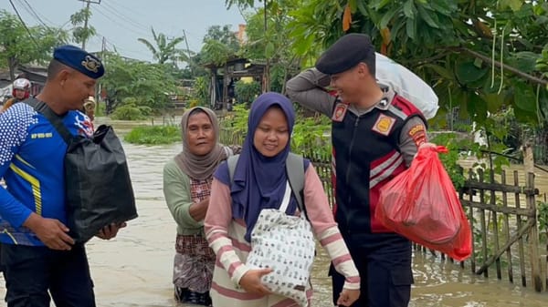 Hadir di Tengah Bencana, Polres Karawang Pimpin Aksi Kemanusiaan dan Evakuasi Banjir Karangligar