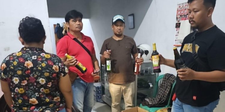 Ciptakan Kondusivitas, Polresta Cirebon Sita Ratusan Botol Miras