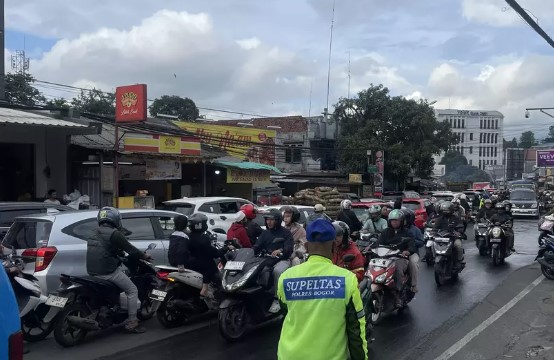 Urai Kepadatan Arus Lalu Lintas di Jalur Puncak, Kepolisian Terapkan Sistem Satu Arah