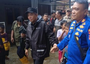 Tanggul Kalimalang Jebol, Polres Karawang Terjang Banjir Demi Pastikan Keselamatan Warga Telukjambe