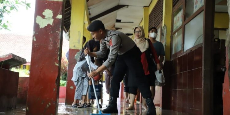 Personel Samapta Polda Jabar Terjang Lumpur Bersihkan Sekolah dan Puskesmas di Karangligar