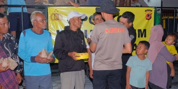 Pengungsi Banjir di Desa Karangligar Karawang : Terima Kasih Polda Jabar